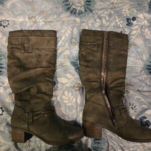 White Mountain taupe boots